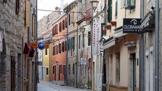 Skradin romantičan mediteranski grad na desnoj obali rijeke Krke Skradin romantičan mediteranski grad na desnoj obali rijeke Krke