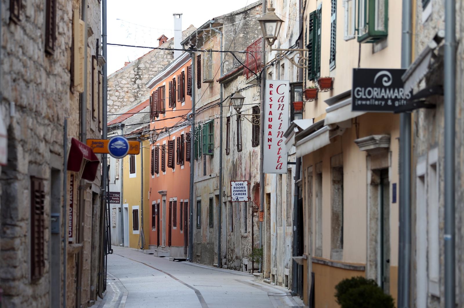 Skradin romantičan mediteranski grad na desnoj obali rijeke Krke Skradin romantičan mediteranski grad na desnoj obali rijeke Krke