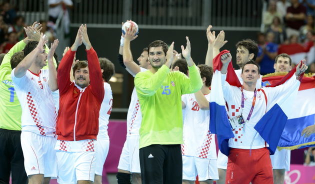London, 120812.Kosarkaska dvorana.Hrvatska muska rukometna reprezentacija osvojila broncanu medalju pobjedivsi Madjarsku tokom Olimpijskih Igara u Londonu.Na fotografiji: slavlje nakon utakmice.Foto: Drago Sopta / CROPIX