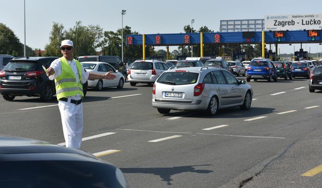 Gužva na naplatnoj postaji Lučko zbog masovnog odlaska turista na Jadransku obalu
