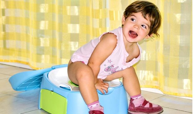 Prema Mayo klinici, u dobi od 18 do 24 mjeseca, mnoga djeca pokazuju početne znakove spremnosti za odvikavanje od pelena, poput znatiželje o kupaonici ili prepoznavanja kada su njihove pelene prljave.