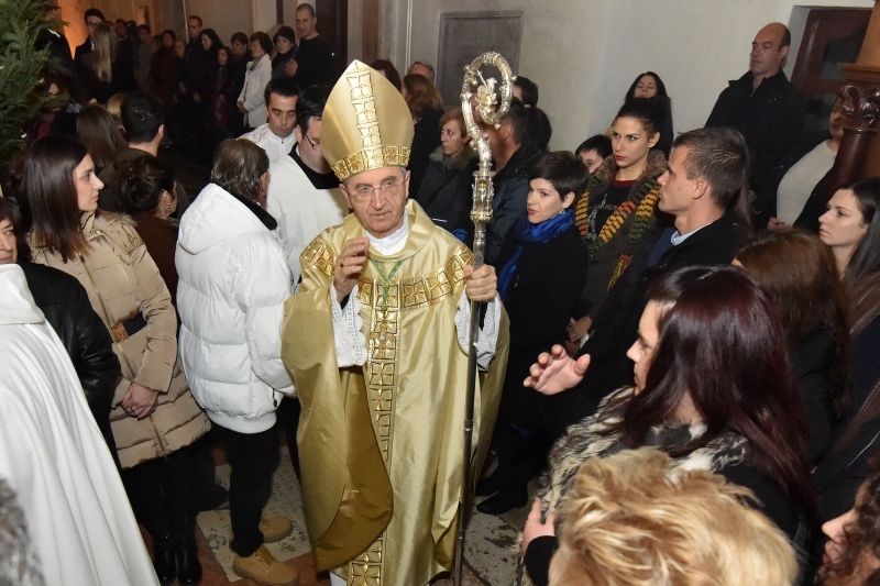 Svečana misa polnoćka u katedrali svete Stošije. Nadbiskup Želimir Puljić Svečana misa polnoćka u katedrali svete Stošije. Nadbiskup Želimir Puljić