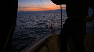 22.12.2013., Zadar – Neobicno toplo vrijeme za prve dane zime dodatni je poticaj za otisnuti se na more i uloviti koju lignju za Badnju vecer. Iako zbog oseke gotovo da nisu mogli isploviti, dva Privlacanca na nedjeljno poslijepodne udaljila su se od ob