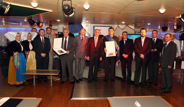 Na trajektu Zadar dodjeljena je nagrada “Plava vrpca vjesnika 2009” za poduhvate spasavanja ljudi i imovine na moru. Nagradu u pojedinacnoj konkurenciji dobio je dubrovacki kapetan Jurica Brajcic,a u momcadskoj konkurenciji nagrada je pripala posadi m/t D