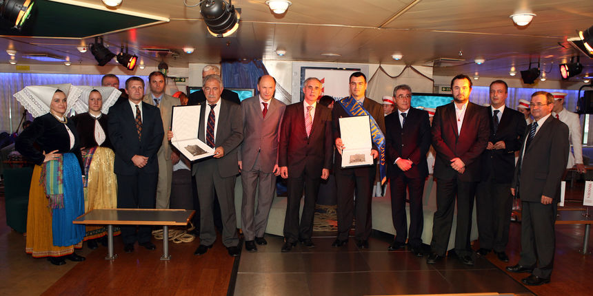 Na trajektu Zadar dodjeljena je nagrada “Plava vrpca vjesnika 2009” za poduhvate spasavanja ljudi i imovine na moru. Nagradu u pojedinacnoj konkurenciji dobio je dubrovacki kapetan Jurica Brajcic,a u momcadskoj konkurenciji nagrada je pripala posadi m/t D Na trajektu Zadar dodjeljena je nagrada “Plava vrpca vjesnika 2009” za poduhvate spasavanja ljudi i imovine na moru. Nagradu u pojedinacnoj konkurenciji dobio je dubrovacki kapetan Jurica Brajcic,a u momcadskoj konkurenciji nagrada je pripala posadi m/t D