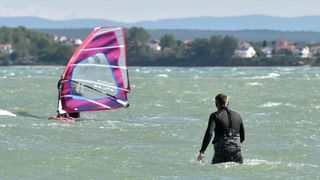 Jaka bura pružila je prigodu nekolicini kitesurfera da pokažu svoje umjeće na ninskoj plaži.  Photo: Dino Stanin/PIXSELL