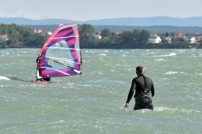 Jaka bura pružila je prigodu nekolicini kitesurfera da pokažu svoje umjeće na ninskoj plaži.  Photo: Dino Stanin/PIXSELL