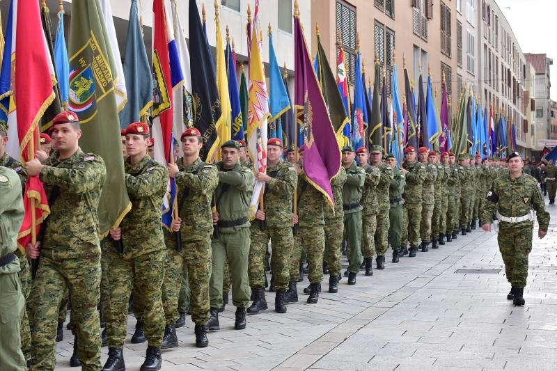 Svecanim postrojavanjem i mimohodom kroz grad postrojbi sudionica obiljezena je 22. obljetnica vojno-redarstvene akcije Maslenica. Photo: Dino Stanin/PIXSELL Svecanim postrojavanjem i mimohodom kroz grad postrojbi sudionica obiljezena je 22. obljetnica vojno-redarstvene akcije Maslenica. Photo: Dino Stanin/PIXSELL