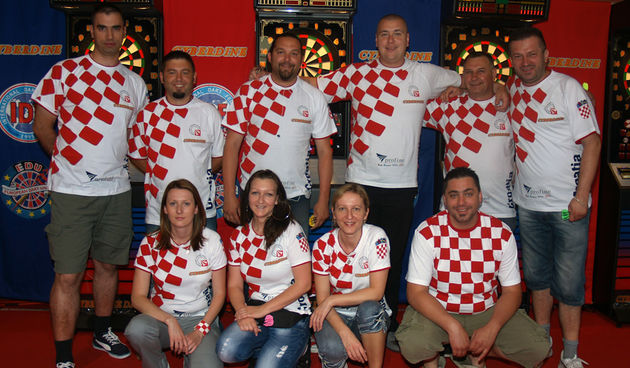 SVJETSKO I EUROPSKO PRVENSTVO U ELEKTRONIČKOM PIKADU U BENIDORMU, ŠPANJOLSKA, 21-28. svibnja 2011. – Pikado reprezentacija Hrvatske osvojila je broncu na Svjetskom prvenstvu koje se igra u Benidormu. Na slici su (stoje slijeva): Perica Konforta (izborni