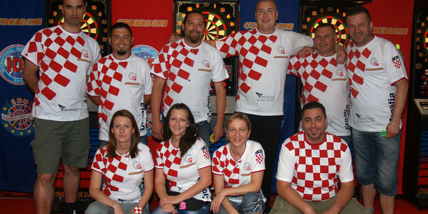 SVJETSKO I EUROPSKO PRVENSTVO U ELEKTRONIČKOM PIKADU U BENIDORMU, ŠPANJOLSKA, 21-28. svibnja 2011. – Pikado reprezentacija Hrvatske osvojila je broncu na Svjetskom prvenstvu koje se igra u Benidormu. Na slici su (stoje slijeva): Perica Konforta (izborni