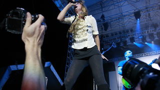 Pula, 180811.
Arena Fest 2011.
Na kraju koncertne sezone u pulskoj Areni na Arena Festu nastupaju tri europska benda: Apocalyptica, Guano Apes i Laibach.
Na slici: nastup Guano Apesa.
Foto: Goran Sebelic / CROPIX Pula, 180811.
Arena Fest 2011.
Na kraju koncertne sezone u pulskoj Areni na Arena Festu nastupaju tri europska benda: Apocalyptica, Guano Apes i Laibach.
Na slici: nastup Guano Apesa.
Foto: Goran Sebelic / CROPIX