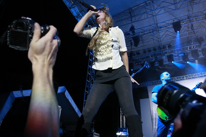 Pula, 180811.
Arena Fest 2011.
Na kraju koncertne sezone u pulskoj Areni na Arena Festu nastupaju tri europska benda: Apocalyptica, Guano Apes i Laibach.
Na slici: nastup Guano Apesa.
Foto: Goran Sebelic / CROPIX Pula, 180811.
Arena Fest 2011.
Na kraju koncertne sezone u pulskoj Areni na Arena Festu nastupaju tri europska benda: Apocalyptica, Guano Apes i Laibach.
Na slici: nastup Guano Apesa.
Foto: Goran Sebelic / CROPIX