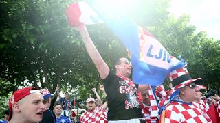 Hrvatski navijači okupirali Saint-Etienne pred utakmicu između Hrvatske i Češke. Photo: Sanjin Strukić/PIXSELL