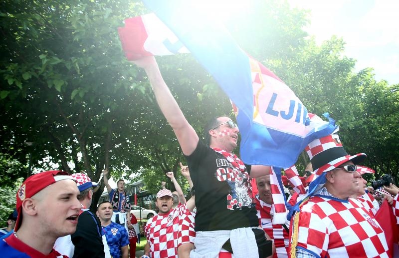 Hrvatski navijači okupirali Saint-Etienne pred utakmicu između Hrvatske i Češke. Photo: Sanjin Strukić/PIXSELL