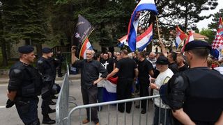 Srb: Uz Thompsonove pjesme prosvjednici ispred interventne policije protiv obljetnice Ustanka, Photo: Dino Stanin/PIXSELL