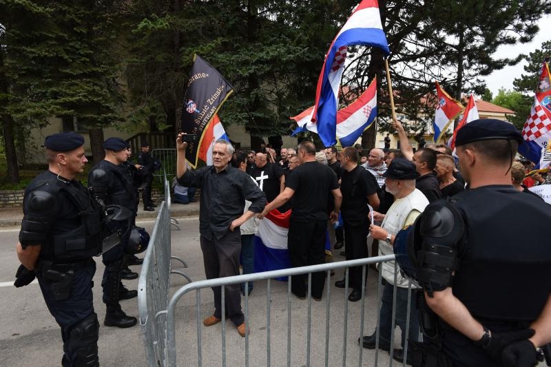 Srb: Uz Thompsonove pjesme prosvjednici ispred interventne policije protiv obljetnice Ustanka, Photo: Dino Stanin/PIXSELL