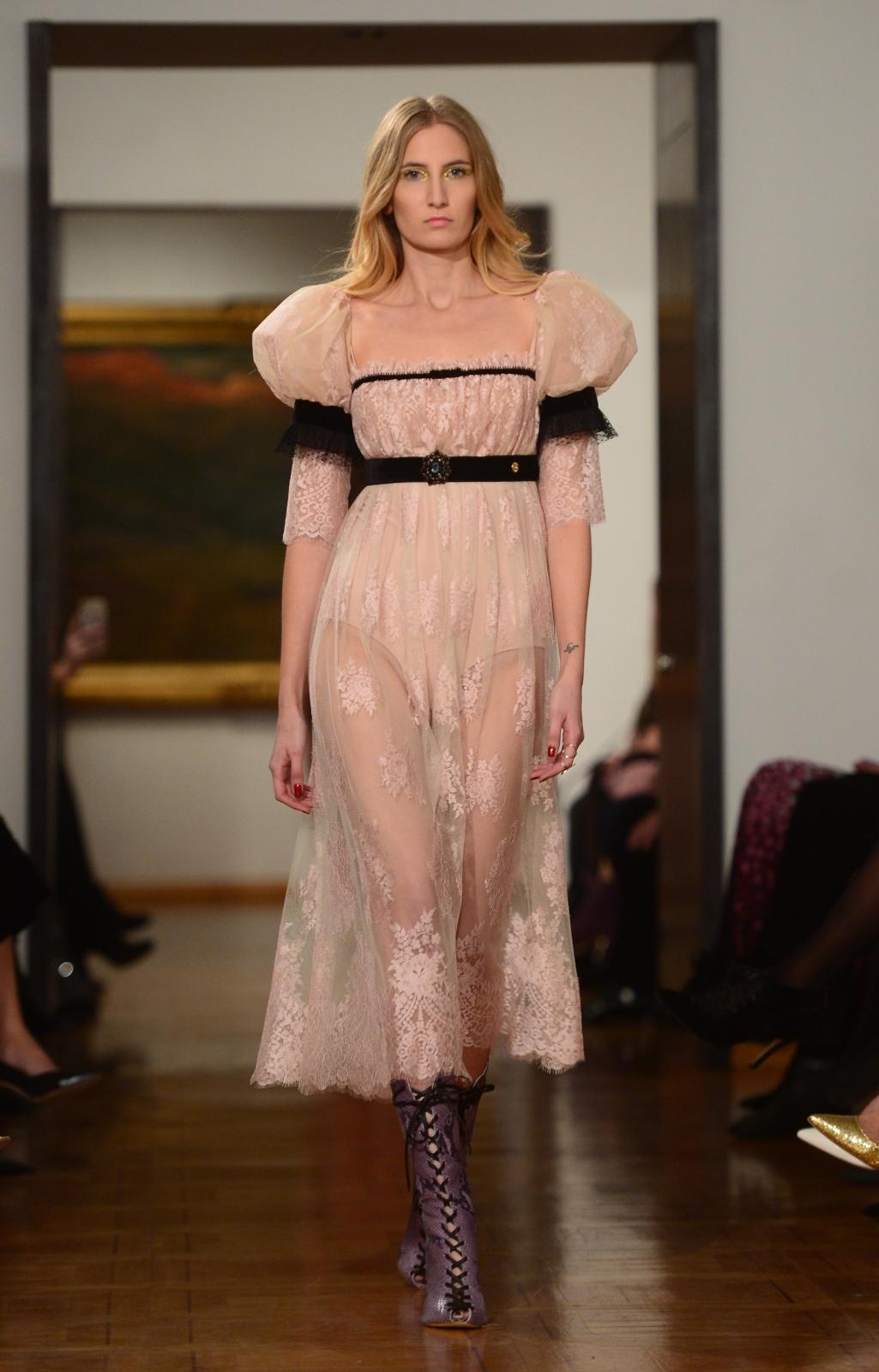 Modna revija “Lei Lou” Aleksandre Dojčinović u Modernoj galeriji