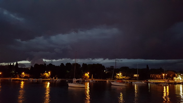 Spektakularan zalazak sunca 22. kolovoza 2016. Foto:Mladen Malik Spektakularan zalazak sunca 22. kolovoza 2016. Foto:Mladen Malik