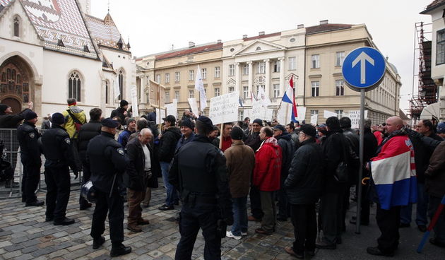 Zagreb, 270213.
Markov trg.
Radnici Diokija i Dina Petrokemije danasnjim prosvjedom traze od Vlade ispunjavanje obecanja o isplati sedam zaostalih placa i otpremnina. 
Prosvjednici su se okupili na Trgu bana Jelacica, nakon cega su krenuli prema Markovom