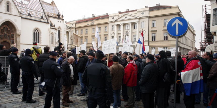 Zagreb, 270213.
Markov trg.
Radnici Diokija i Dina Petrokemije danasnjim prosvjedom traze od Vlade ispunjavanje obecanja o isplati sedam zaostalih placa i otpremnina. 
Prosvjednici su se okupili na Trgu bana Jelacica, nakon cega su krenuli prema Markovom