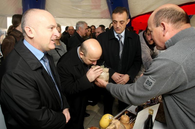 Pod nazivom Ponosno nase na Poljani Sime Budnica prvi put postavljen sajam na kojem su braniteljske udruge predstavile svoje proizvode. Photo: Dino Stanin/PIXSELL Pod nazivom Ponosno nase na Poljani Sime Budnica prvi put postavljen sajam na kojem su braniteljske udruge predstavile svoje proizvode. Photo: Dino Stanin/PIXSELL