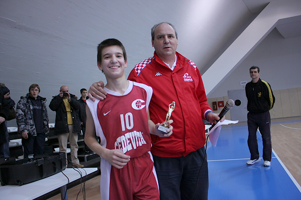 Podjela medalja na Božićnom košarkaškom turniru