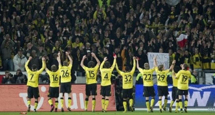 Players of Borussia Dortmund celebrate after the German first division Bundesliga soccer match // AP Photo Players of Borussia Dortmund celebrate after the German first division Bundesliga soccer match // AP Photo