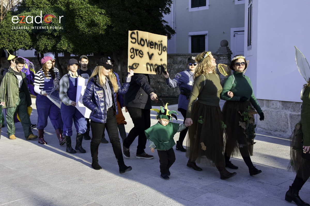 Paški zimski karneval 2018: Karnevalska povorka prošla ulicama grada do Pijace