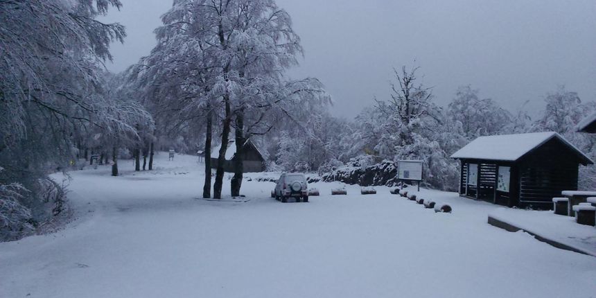 Snijeg na glavnom ulazu Babić Siči NP Sjeverni Velebit Snijeg na glavnom ulazu Babić Siči NP Sjeverni Velebit