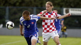 Varazdin, 190510.
Na gradskom stadionu u Varazdinu igra se kvalifikacijska utakmica za europsko prvenstvo U-21 izmedju reprezentacija Hrvatske i Slovacke.
Na slici: Domagoj Vida i Cikos Erik.
Foto: Zeljko Hajdinjak / CROPIX