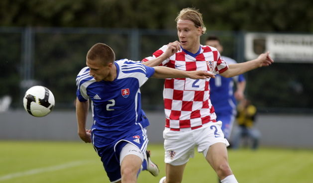 Varazdin, 190510.
Na gradskom stadionu u Varazdinu igra se kvalifikacijska utakmica za europsko prvenstvo U-21 izmedju reprezentacija Hrvatske i Slovacke.
Na slici: Domagoj Vida i Cikos Erik.
Foto: Zeljko Hajdinjak / CROPIX