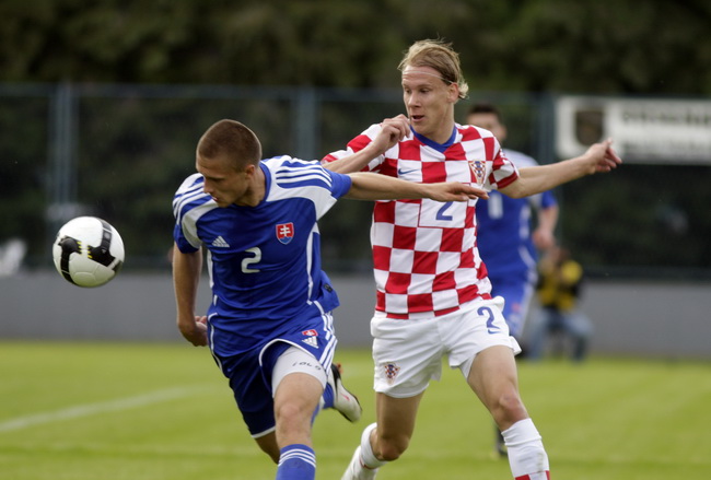 Varazdin, 190510.
Na gradskom stadionu u Varazdinu igra se kvalifikacijska utakmica za europsko prvenstvo U-21 izmedju reprezentacija Hrvatske i Slovacke.
Na slici: Domagoj Vida i Cikos Erik.
Foto: Zeljko Hajdinjak / CROPIX