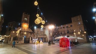 Građani na ulicama Zadra poštujući mjere dočekali 2021. godinu