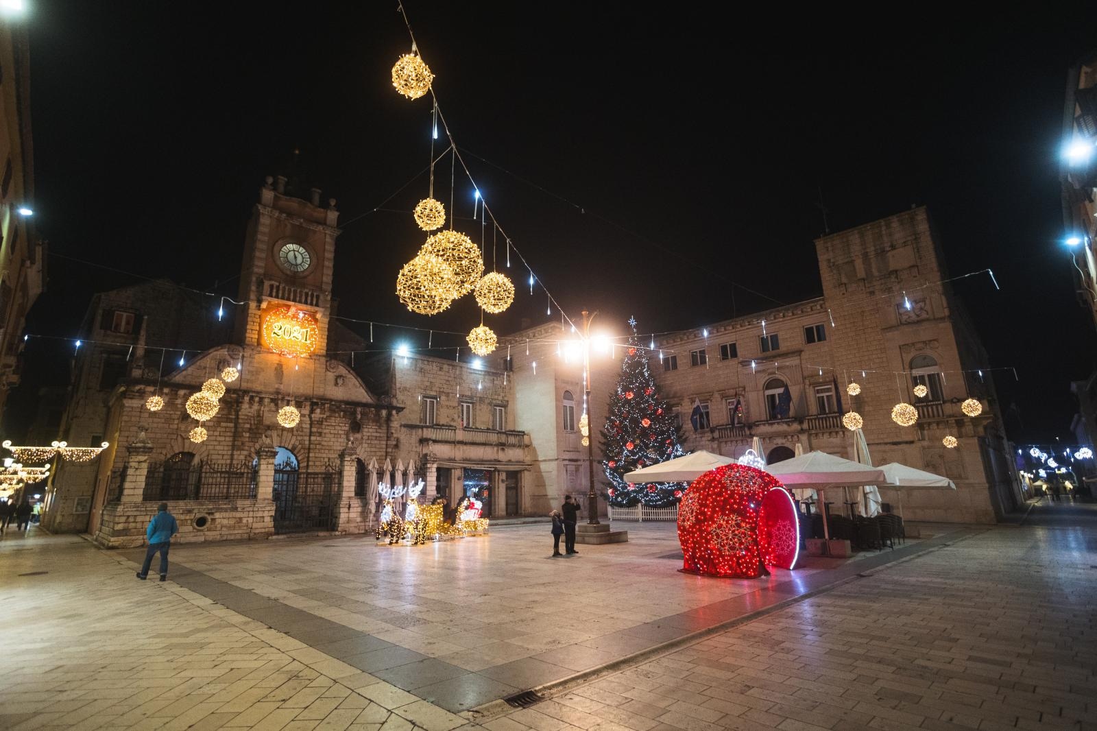 Građani na ulicama Zadra poštujući mjere dočekali 2021. godinu