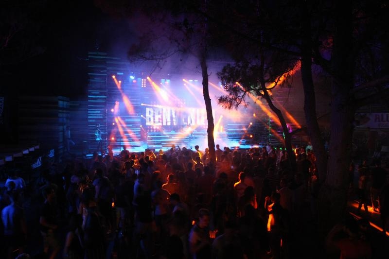 Plaza Zrce, prvi dan Allure Music festivala koji se odrzava u klubu Kalypso. Na Allure Music festivalu sve DJ-ice, plesacice, hostese su iskljucivo zene sto ga cini posebno od svih drugih festivala koji se odrzavaju na Zrcu. Photo: Luka Stanzl/PIXSELL Plaza Zrce, prvi dan Allure Music festivala koji se odrzava u klubu Kalypso. Na Allure Music festivalu sve DJ-ice, plesacice, hostese su iskljucivo zene sto ga cini posebno od svih drugih festivala koji se odrzavaju na Zrcu. Photo: Luka Stanzl/PIXSELL