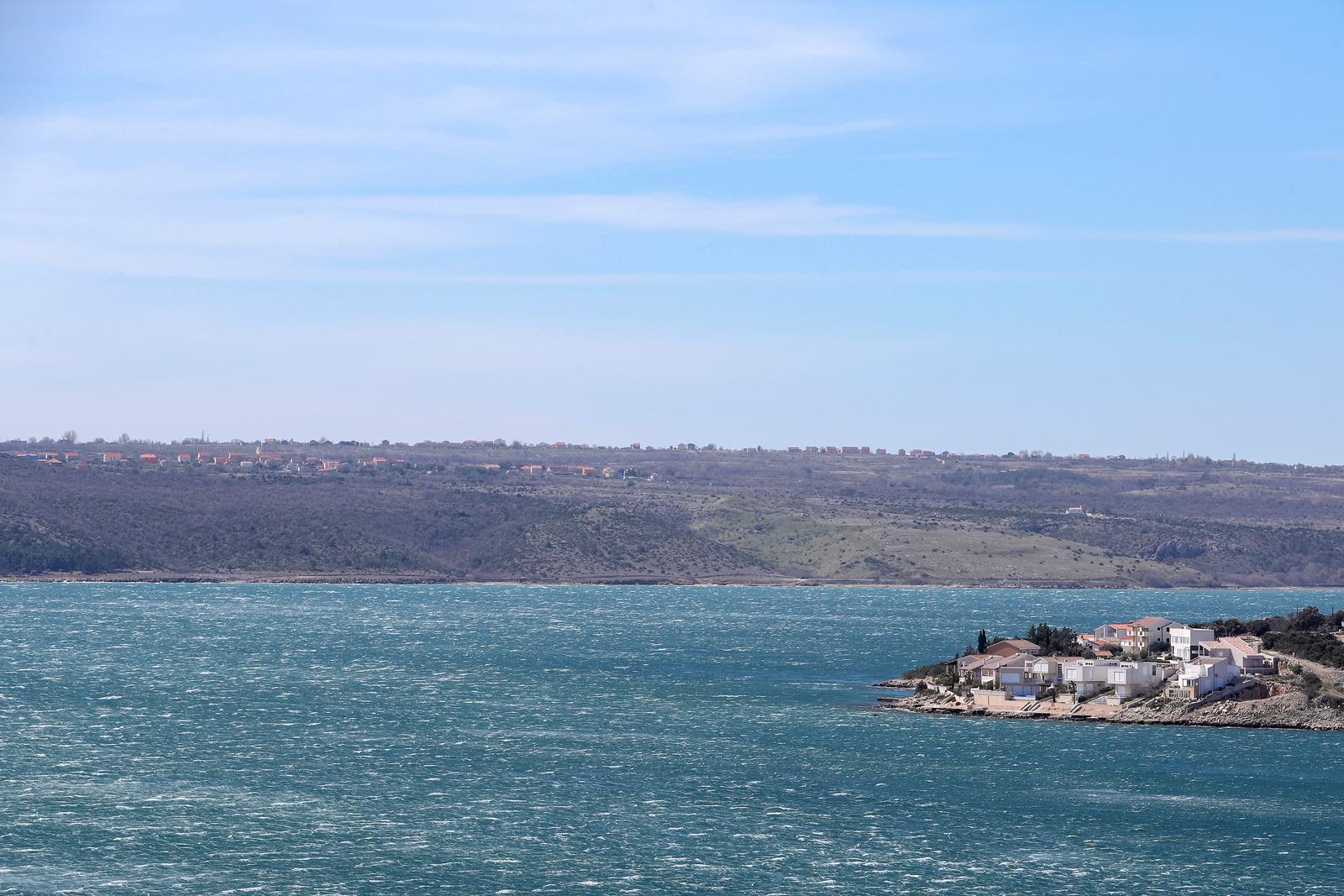 Maslenički most na udaru jake bure Maslenički most na udaru jake bure