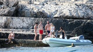 Članovi benda U2 David Howell Evans poznatiji kao The Edge i Adam Clayton odmaraju na Paklenim otocima u pauzi snimanja novog albuma