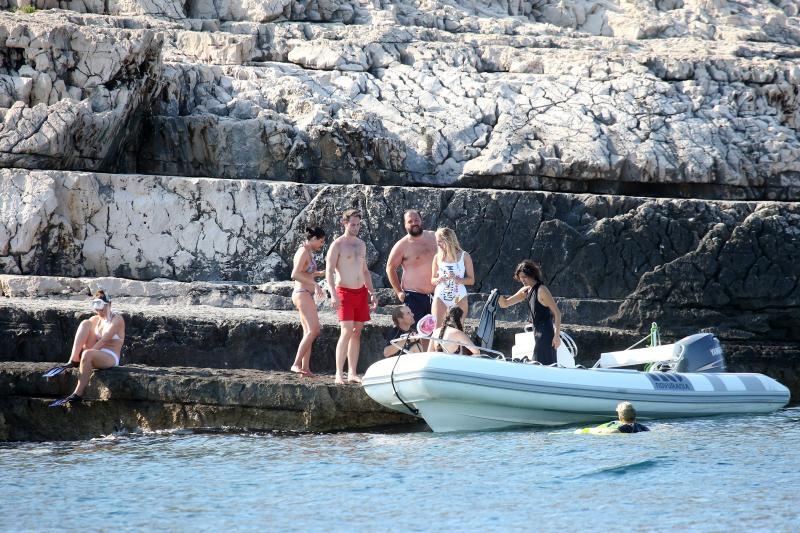 Članovi benda U2 David Howell Evans poznatiji kao The Edge i Adam Clayton odmaraju na Paklenim otocima u pauzi snimanja novog albuma