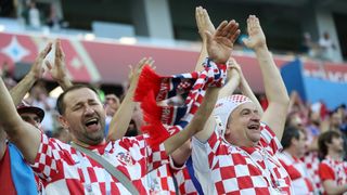 Veseli hrvatski navijači u kockicama ispunili Baltik Arenu u Kalinjingradu Veseli hrvatski navijači u kockicama ispunili Baltik Arenu u Kalinjingradu