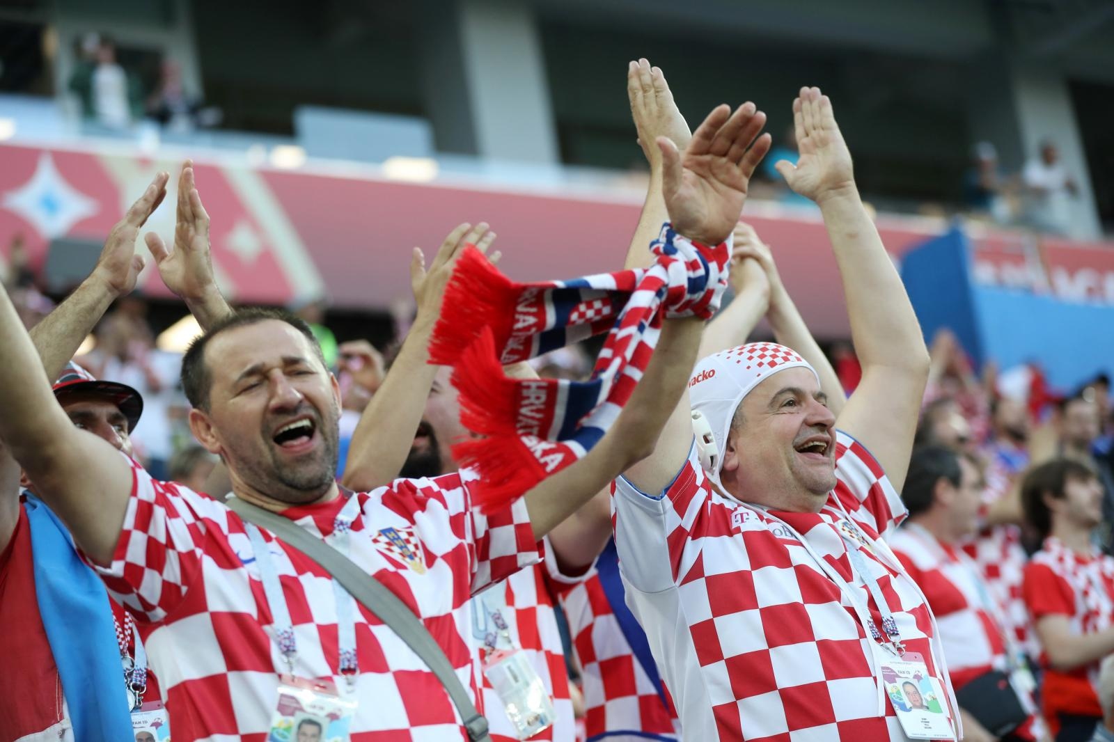 Veseli hrvatski navijači u kockicama ispunili Baltik Arenu u Kalinjingradu Veseli hrvatski navijači u kockicama ispunili Baltik Arenu u Kalinjingradu