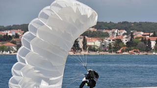 zadar – Povodom Dana zupanije na rivi je odrzan dio najavljenog aero mitinga. Padobranci Aerokluba Zadar izveli su skokove na Pozdravu suncu, dok je dio letackog programa oruzanih snaga otkazan. Photo: Dino Stanin/PIXSELL