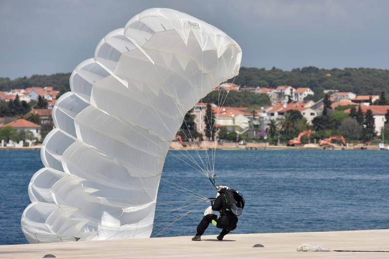 zadar – Povodom Dana zupanije na rivi je odrzan dio najavljenog aero mitinga. Padobranci Aerokluba Zadar izveli su skokove na Pozdravu suncu, dok je dio letackog programa oruzanih snaga otkazan. Photo: Dino Stanin/PIXSELL