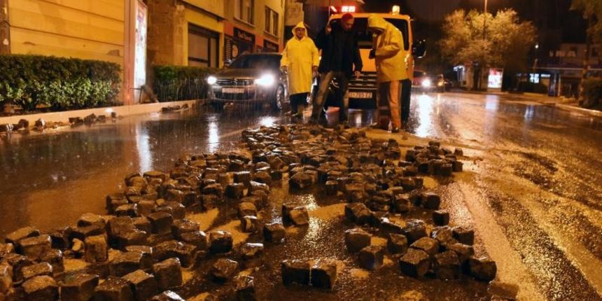 Sibenik – Obilna kisa i bujica odnijela dio ceste u centru Sibenika koji je bio poplocen kockama. Photo: Hrvoje Jelavic/PIXSELL