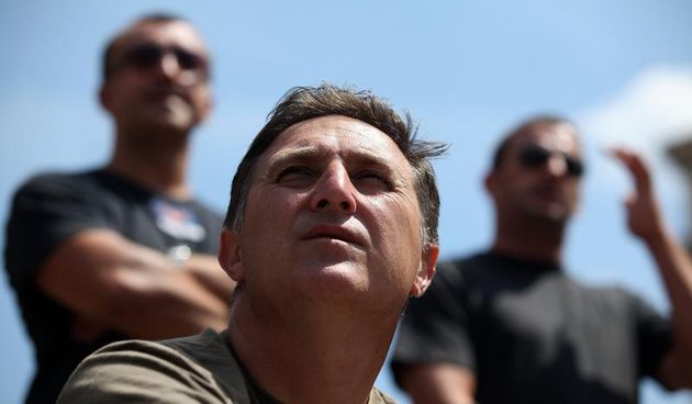 04.07.2013., Zagreb – Vec desetak dana pirotehnicari svakodnevno dolaze na Jelacicev trg skrenuti pozornost na strajk zbog nepotpisivanja kolektivnog ugovora. Domoljubne pjesme kao vrhunac prosvjeda vec su postale dio zagrebacke rutine, i vecina prolazn