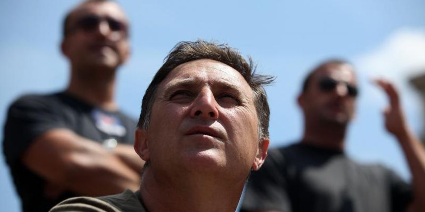 04.07.2013., Zagreb – Vec desetak dana pirotehnicari svakodnevno dolaze na Jelacicev trg skrenuti pozornost na strajk zbog nepotpisivanja kolektivnog ugovora. Domoljubne pjesme kao vrhunac prosvjeda vec su postale dio zagrebacke rutine, i vecina prolazn 04.07.2013., Zagreb – Vec desetak dana pirotehnicari svakodnevno dolaze na Jelacicev trg skrenuti pozornost na strajk zbog nepotpisivanja kolektivnog ugovora. Domoljubne pjesme kao vrhunac prosvjeda vec su postale dio zagrebacke rutine, i vecina prolazn