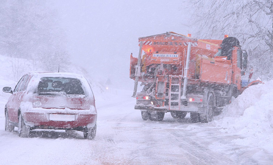 Snijeg zabijelio Plitvice (Foto: M. Pusic, CROPIX)