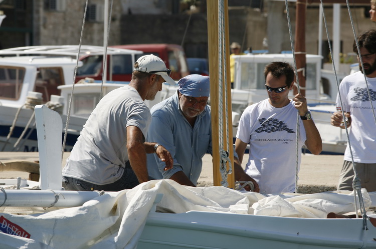 Betina,15.08.2011.
9.Regata za dusu i tilo , regata tradicionalnih brodova na latinsko idro
Na slici:redatelj i pisac Radovan Marcic na gajeti Luke Kalinica iz Zlarina
Foto: Bozo Vukicevic/CROPIX Betina,15.08.2011.
9.Regata za dusu i tilo , regata tradicionalnih brodova na latinsko idro
Na slici:redatelj i pisac Radovan Marcic na gajeti Luke Kalinica iz Zlarina
Foto: Bozo Vukicevic/CROPIX