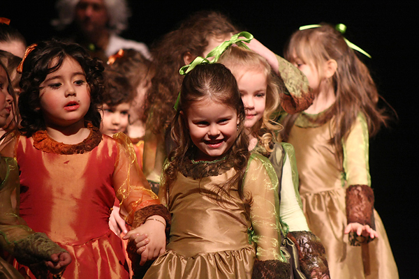 “Karnevalski vremeplov” plesne udruge “Gesta” (foto:Saša Čuka) “Karnevalski vremeplov” plesne udruge “Gesta” (foto:Saša Čuka)