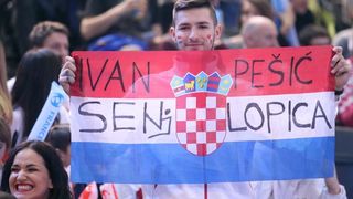 Hrvatski navijači u Parizu na utakmici Slovenija – Hrvatska za 3. mjesto na Svjetskom prvenstvu