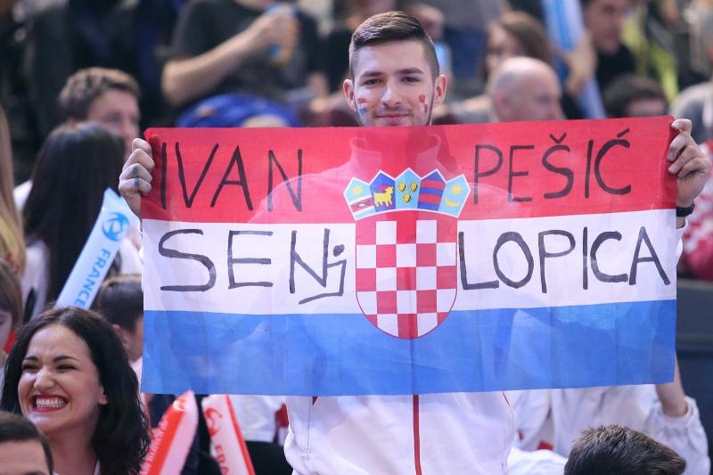Hrvatski navijači u Parizu na utakmici Slovenija – Hrvatska za 3. mjesto na Svjetskom prvenstvu